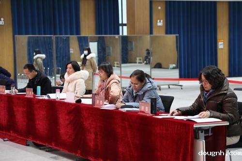 10裁判认真评判，公正打分