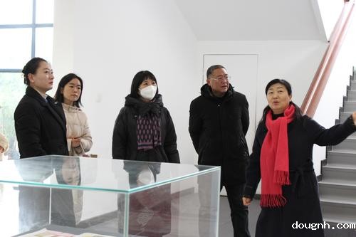 1副校长李留群带领教师们参观学校校史馆