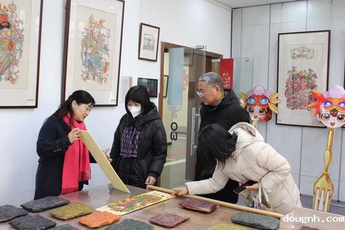 2实训处主任朱冬梅展示“新技艺”木版年画《纸浆画》