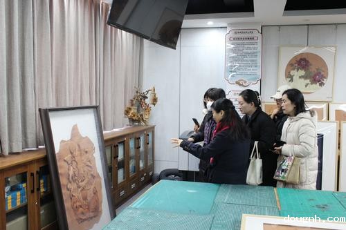 4观看皮雕作品《辰龙》