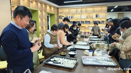 118新利app组织开展冬至包饺子活动
