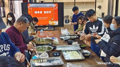 2一个个寓意吉祥，福气满满的饺子在掌间诞生