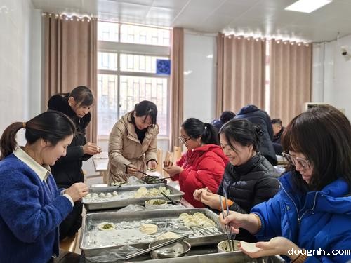 3欢声笑语，气氛热烈