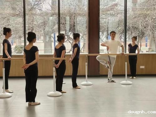 12.高中部学生舞蹈课