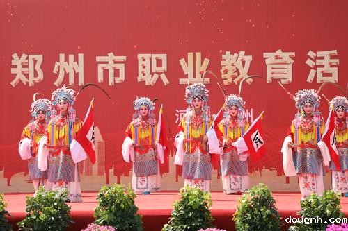 19.2023年5月，职教宣传周开幕式上学校戏曲社团进行精彩演出