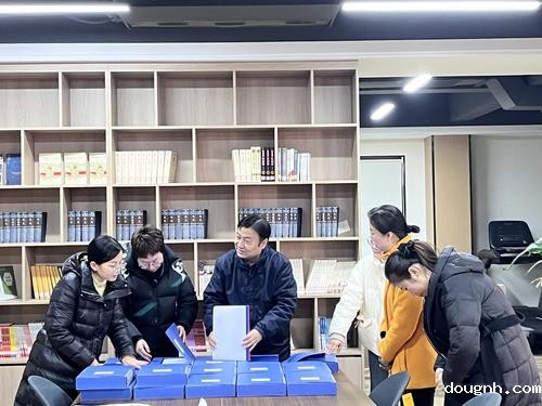 2-考核组成员查阅资料