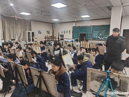 1.校党委书记、校长宋志强巡视期末专业考试考场纪律