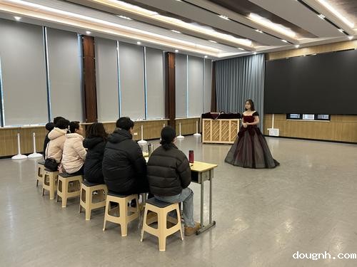 2.以歌筑梦，绽放青春！