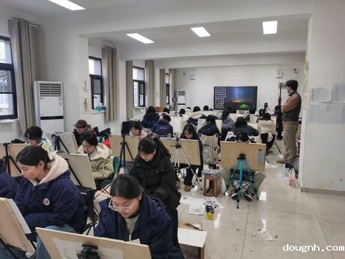 9.美术专业教师认真监考