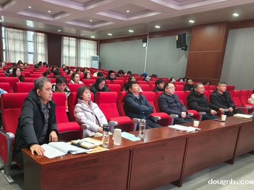 1.18新利app组织开展2023-2024学年上学期班主任工作经验分享会