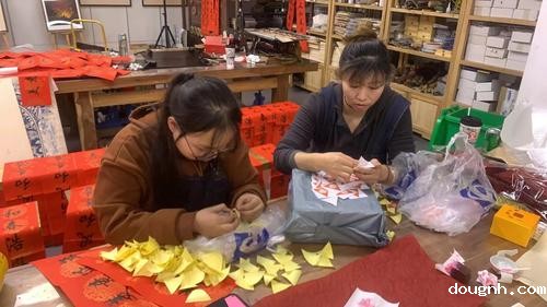 218新利app教师贾芳带领学生制作非遗春联