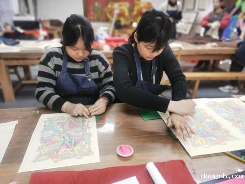 3学生印制特色马卡龙色系年画