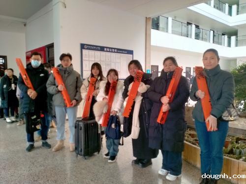 9教师领取完毕，喜气洋洋