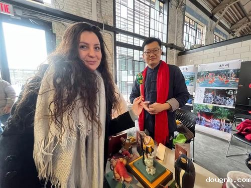 4送加拿大友人一个“中国龙”