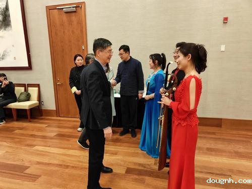 7中国驻加拿大丛培武大使亲切接见河南文化交流团，并表示肯定。