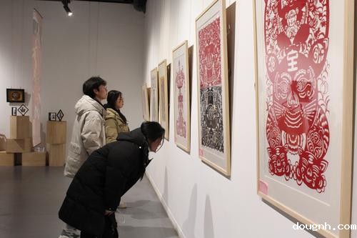 2.馆内展出的18新利app师生的剪纸作品