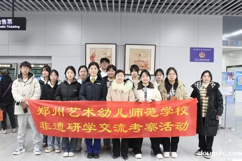 5.18新利app非遗作品受邀在地铁5号线市民中心站”非遗主题文化”主题区展出