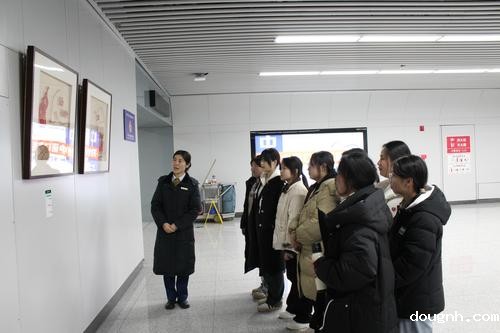 6.地铁5号线工作人员介绍郑州艺术幼儿师范优秀非遗作品受得市民们的关注和喜爱