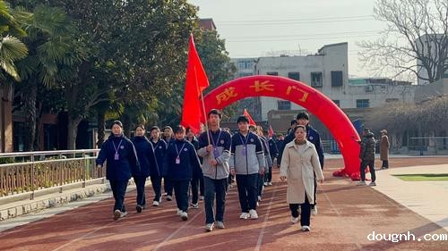 2.高三学生方队走过“成长门”