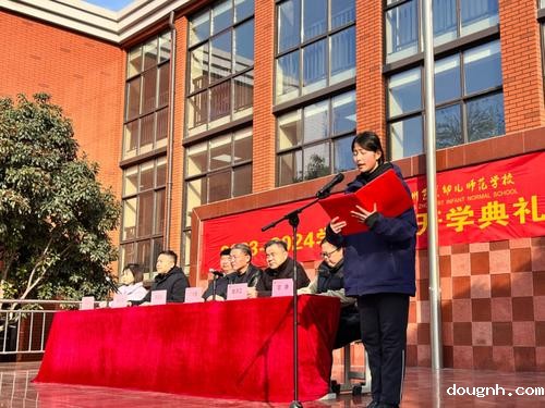 7.学生代表赵铃云鼓励兄弟姐妹共进步