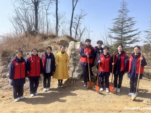 6在青年林合影留念