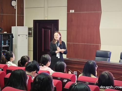 4.北京新幼之源教育总监陈萍发表演讲