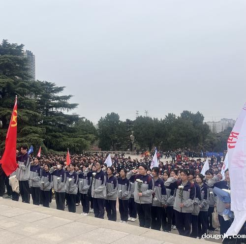 4-面对革命烈士纪念碑 庄严宣誓