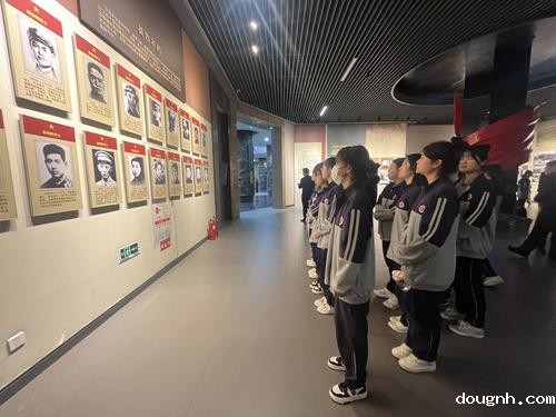 8学生在中原英烈纪念馆内认真参观学习