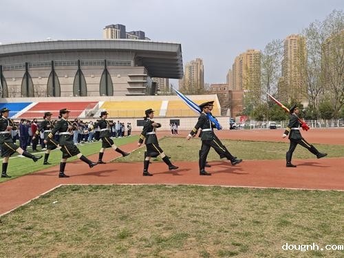 9学校举行升旗仪式 国旗班出旗