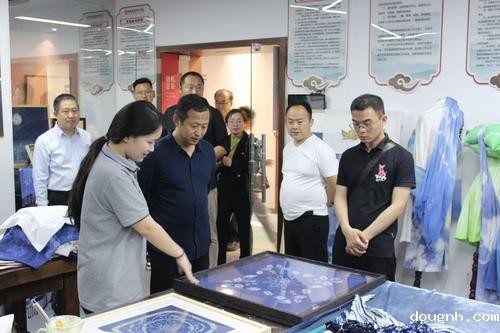 4.学生讲解扎染制作过程