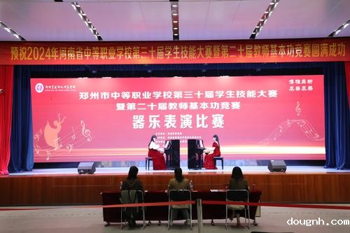 4钢琴弹奏，曲意悠扬