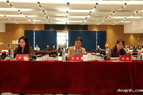 7评委认真观赛，公正打分