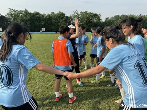 2女子足球队团结合作、敢打敢拼