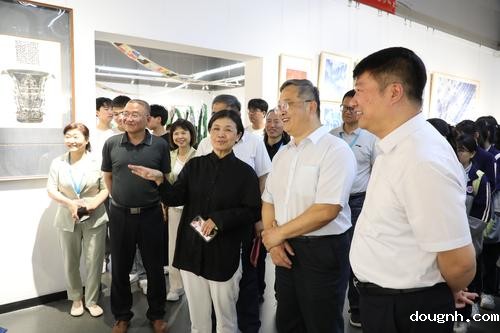 4一行人参观展厅