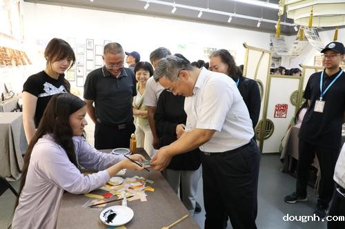 6在非遗文化活动体验区