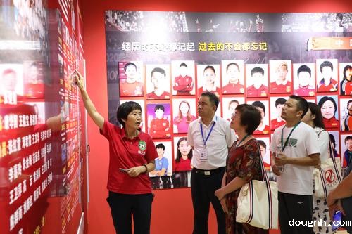 2参观女子足球展览馆