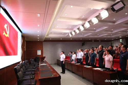 4宋志强带领全体党员重温入党誓词