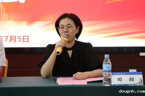 3哈尔滨工业大学(威海)继续教育学院副院长田甜发表讲话