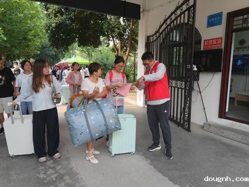 党员教师给学生和家长做指引