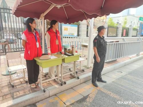 党员教师在校门口迎接新生