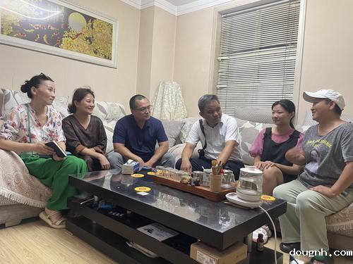 2学校副校级干部赵泳江带领班主任深入了解学生情况