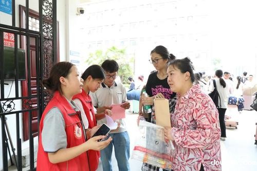 9学生志愿者热情帮忙