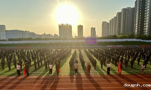 1.18新利app2024级新生军训闭营仪式暨会操表演