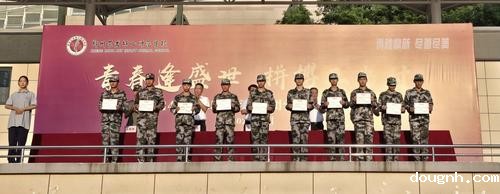 8.校领导为文明宿舍代表颁发荣誉证书