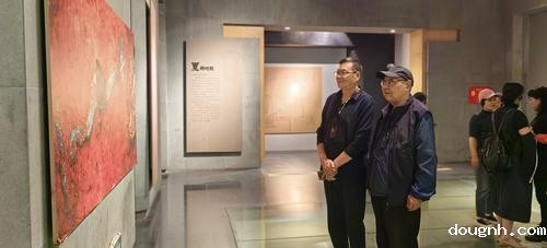 4离退休教师凝望文物，感慨万千