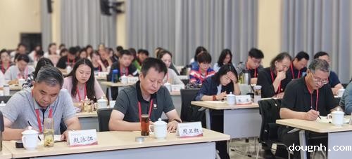 3.党员认真聆听、记录廉政党课