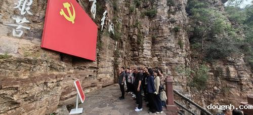 6..在“青年洞”重温入党誓词