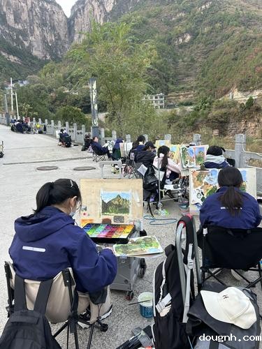 1学生写生活动进行中