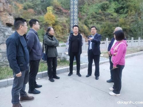 2学校党委书记周卫红、党委副书记、校长马进伟看望写生师生