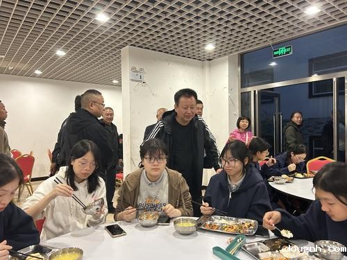 3周卫红了解学生用餐情况